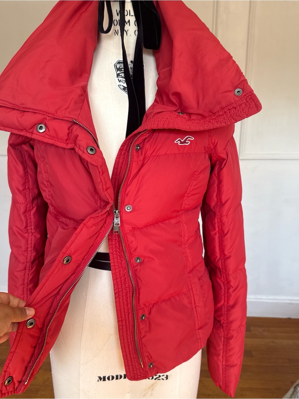 Hollister Women's Red Quilted Puffer Jacket - Picture 9 of 9